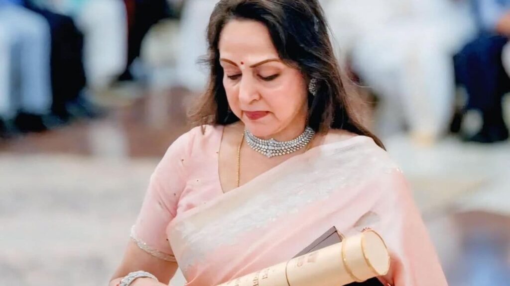 “Dressed in a Blue Suit”: Esha Deol Pens Emotional Note as Hema Malini Accepts Late Dharmendra’s Padma Vibhushan