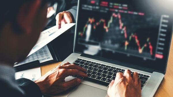 Psychology vs. Fundamentals: Navigating the Mid-Cap Recovery