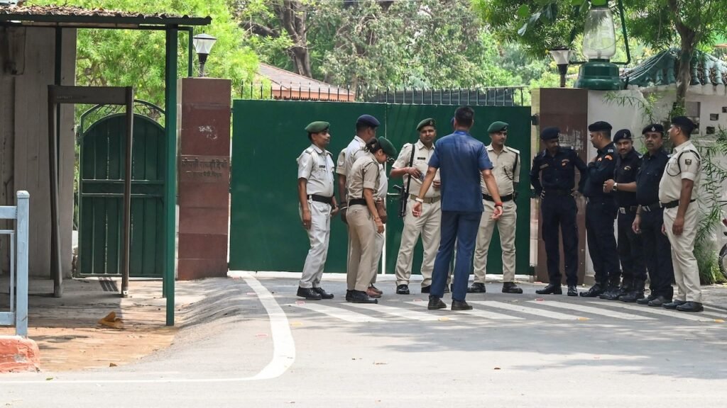 Security Showdown in Patna: Lalu Prasad Yadav and Rabri Devi Reject Downsized Security Cover