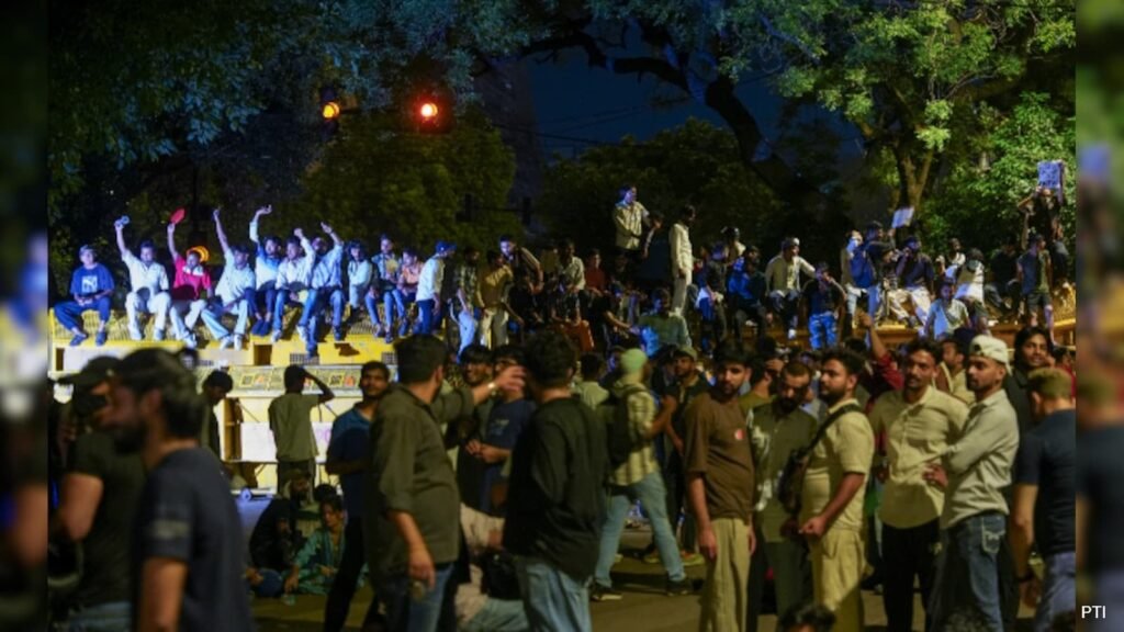 Lawyers Recite Preamble at Supreme Court Lawn Following CJP Protest Crackdown