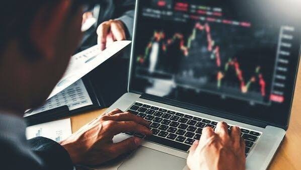 Navigating Mid-Cap Equities: Sector Selection and High-Alpha Targets in a Fractured Market