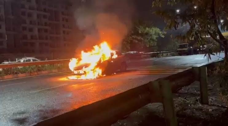 Fire Destroys Car on Pune-Bengaluru Highway Near Navale Bridge, Triggering Traffic Jams