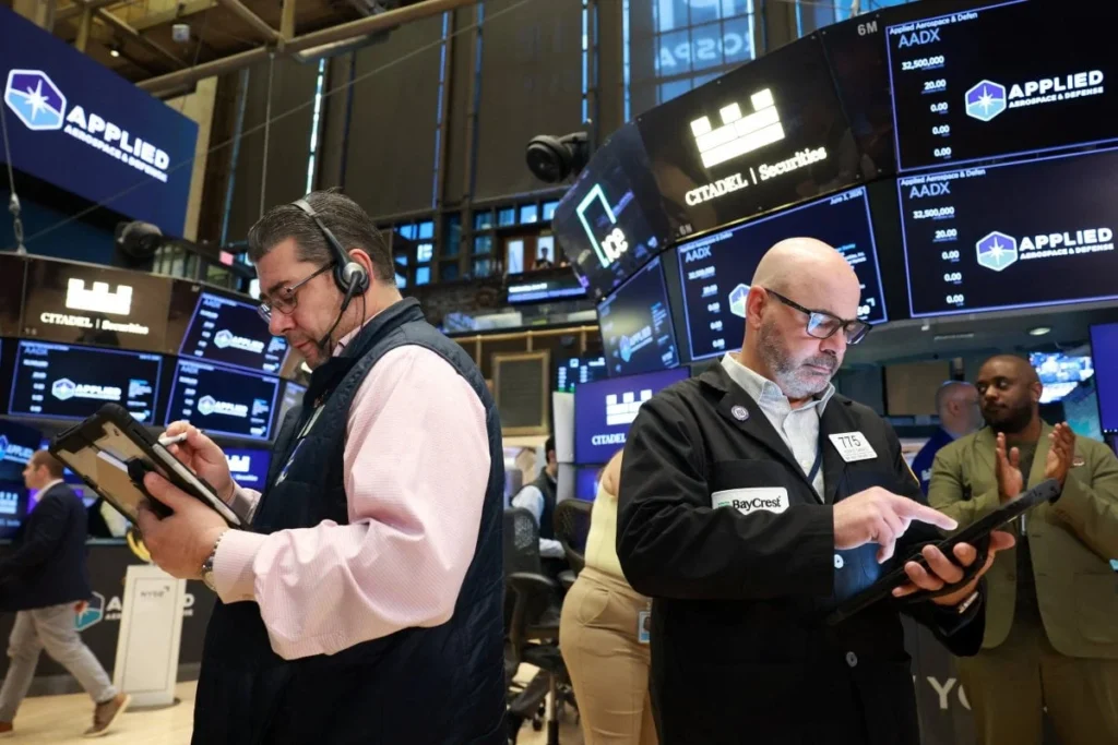 Hawkish Fed Tone and Tech Volatility Cap Wall Street Gains as Weekly Indices Rise