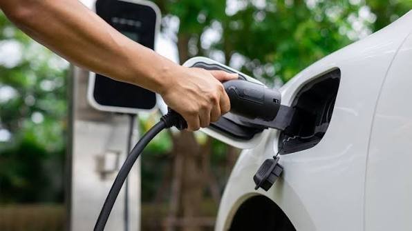 The EV Paradox: Why Overall Sales Are Soaring While Private Owners Hesitate