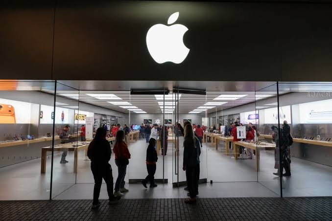 BofA Cuts Apple Price Target to $370 Amid Margin and Cost Pressures