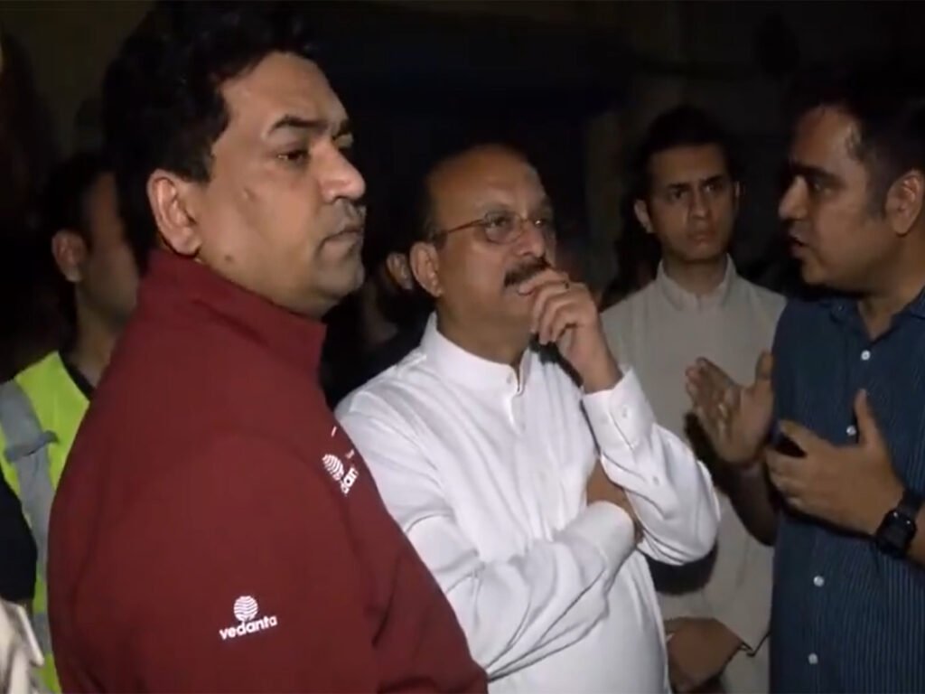 Delhi ministers visit Harsh Vihar building collapse site; two feared trapped, rescue ops underway Delhi Ministers Kapil Mishra and Ashish Sood (Photo/ANI)