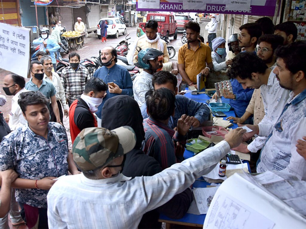SC questions Centre over medicine price markups, says hospitals cannot survive through ‘dacoity’ People throng medical shop to purchase medicines (File Photo/ANI)